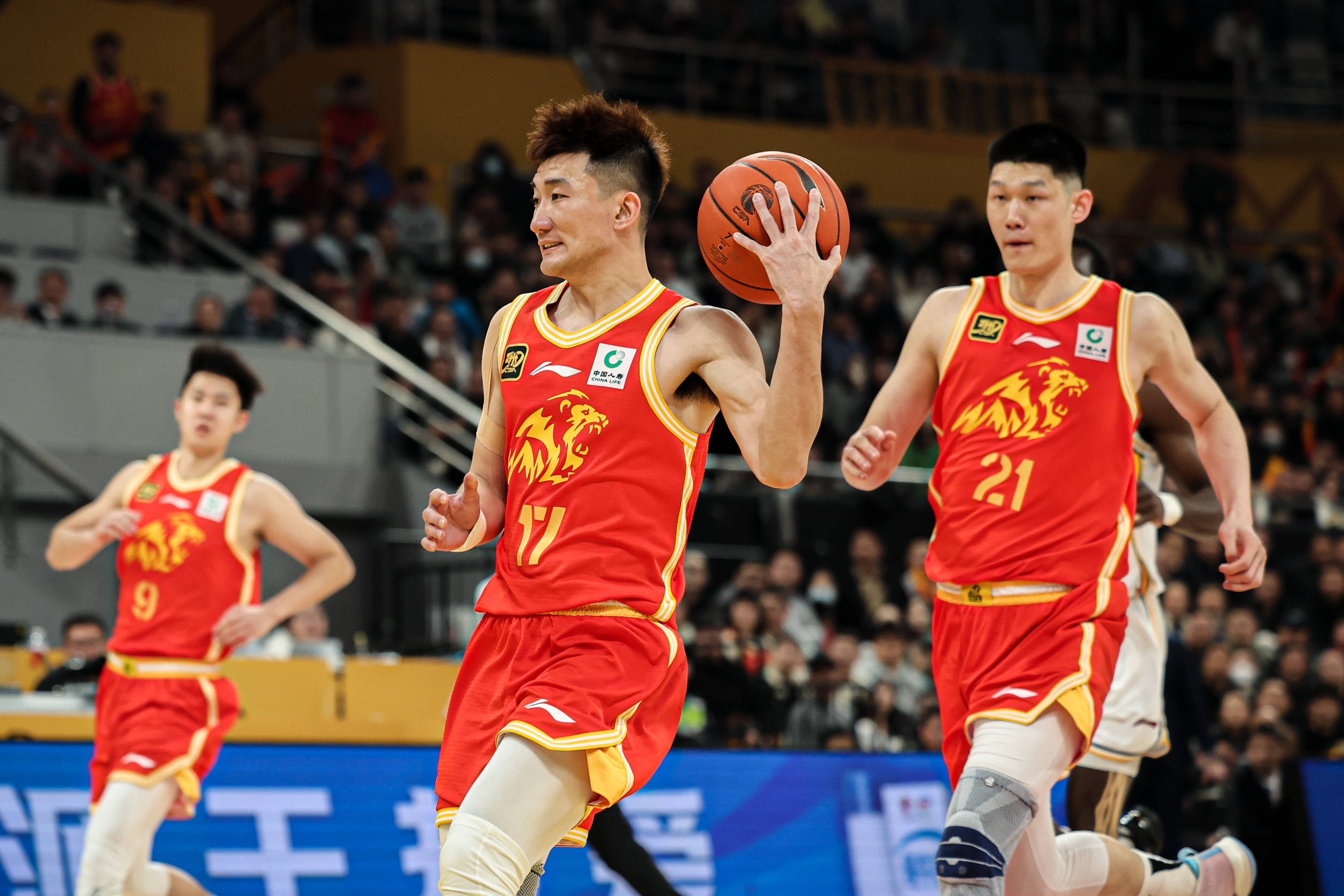 星空体育官方网站今夜广厦男篮备战NBA季后赛；调整名单细节曝光；信心回归；身体对抗强度拉满的简单介绍