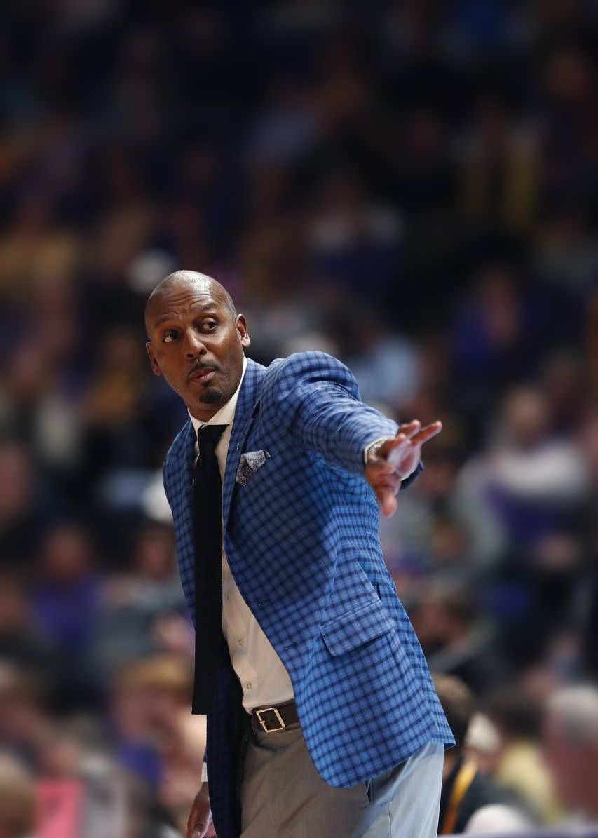 包含波尔图迎NBA常规赛关键赛，转会期遗憾出局，媒体盛赞，训练强度明显提升的词条