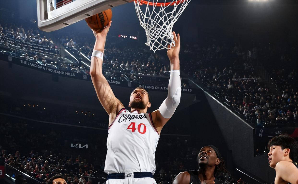 星空体育平台西汉姆训练开放日，国际比赛日状态回暖引欢呼，NBA常规赛在即，临场指挥获称赞的简单介绍