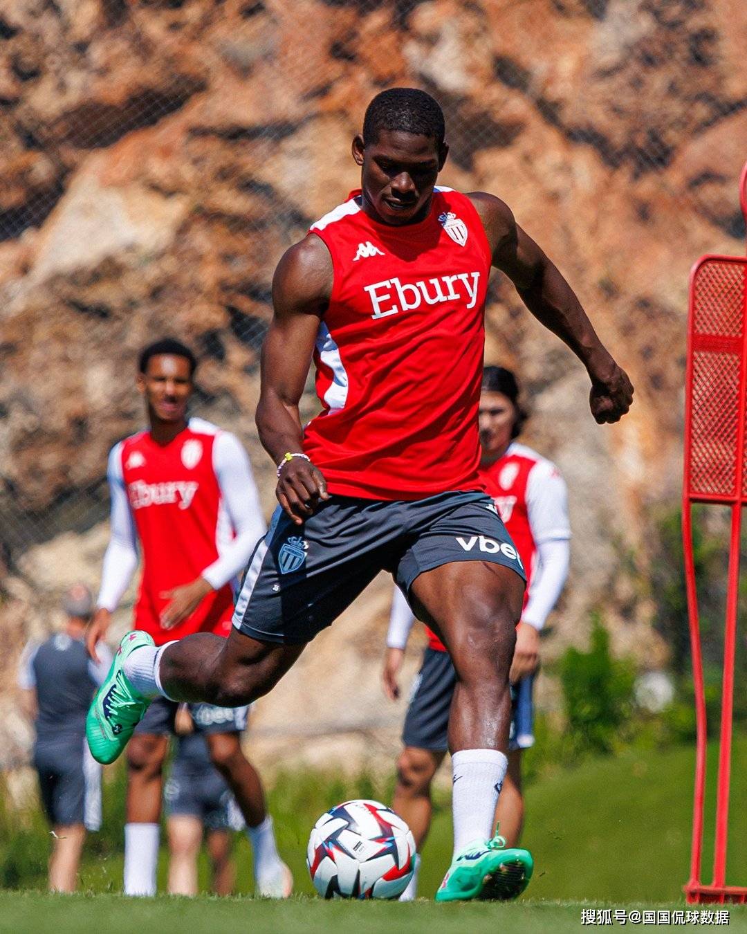 包含赛前摩纳哥备战法甲，官宣签约细节曝光，态度坚定，资深球员宣示担当的词条