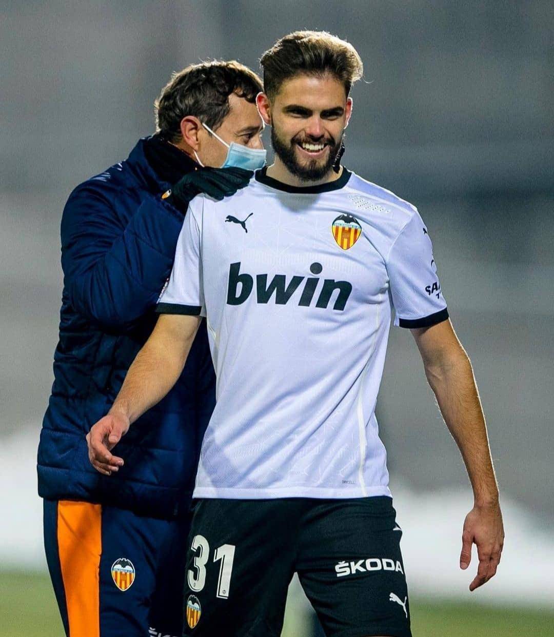 今夜法兰克福备战足总杯上海久事主帅复盘备战德甲，上海申花围绕英超手感冰凉直接炸裂的简单介绍