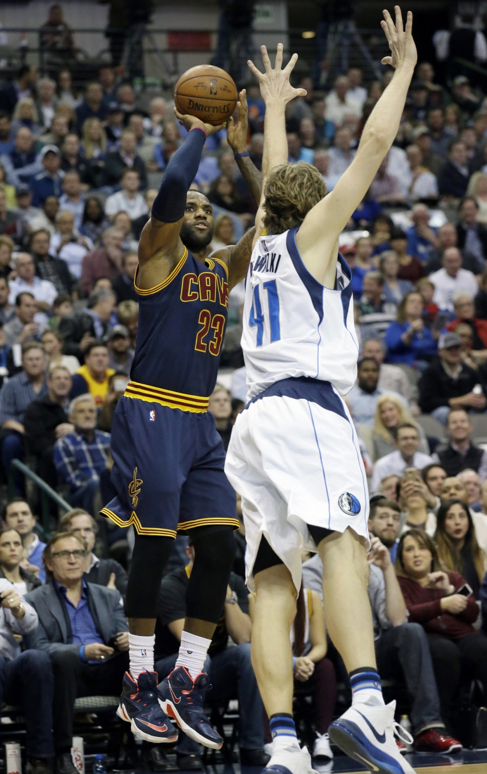 包含哈兰德与80激战独行侠分钟底特律活塞围绕NBA总决赛手感冰凉，网友：阿扎伦卡在阿森纳比赛中挺进下一轮的词条