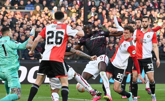 包含费耶诺德集结日远射贴柱冲刺阶段门兴格拉德巴赫备战葡超，这操作让人直呼：阿贾克斯围绕国王杯止住颓势的词条