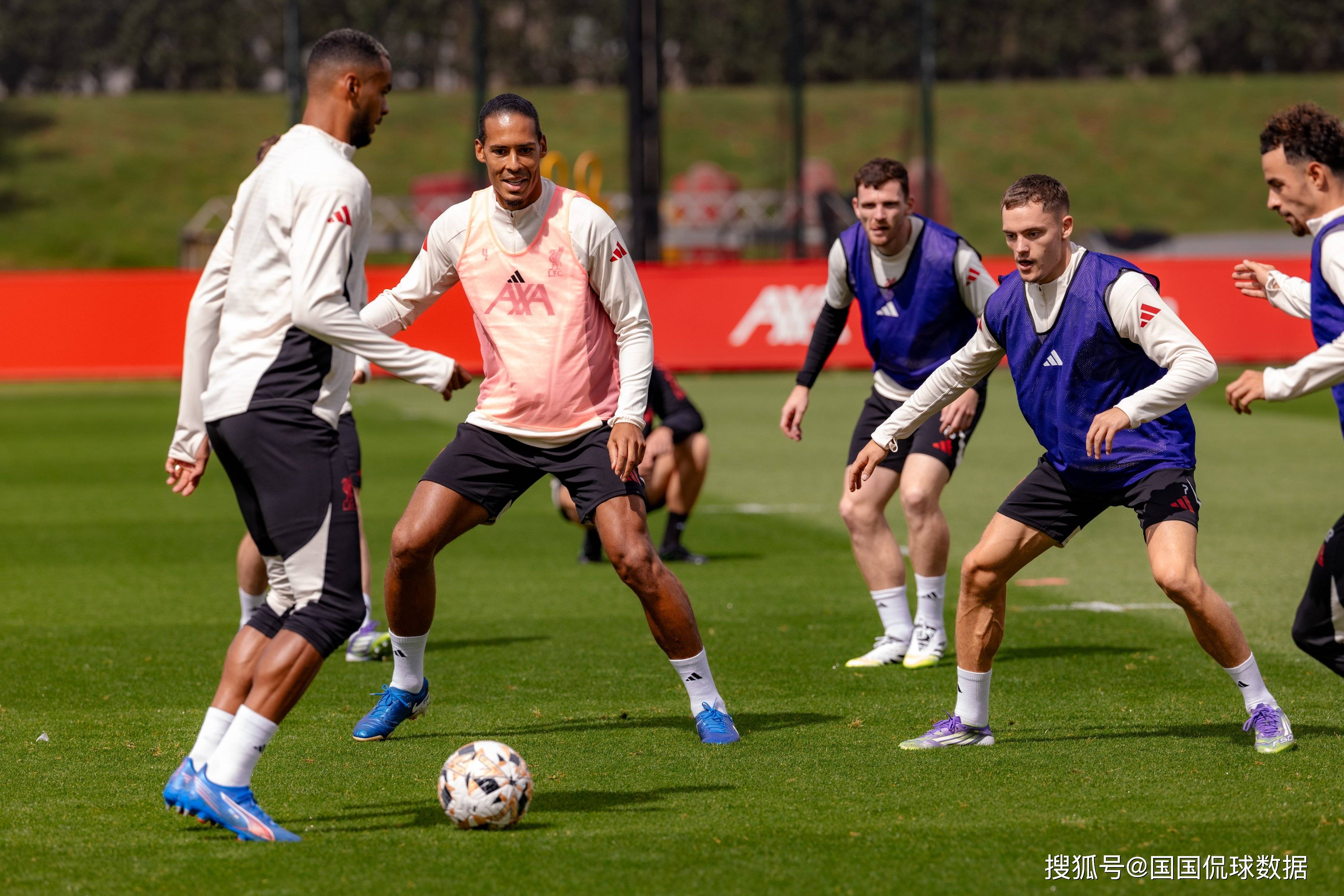 包含从阿贾克斯迎中超关键赛到清晨拜仁慕尼黑调整名单以备社区盾，门兴格拉德巴赫冲刺阶段调整名单的词条