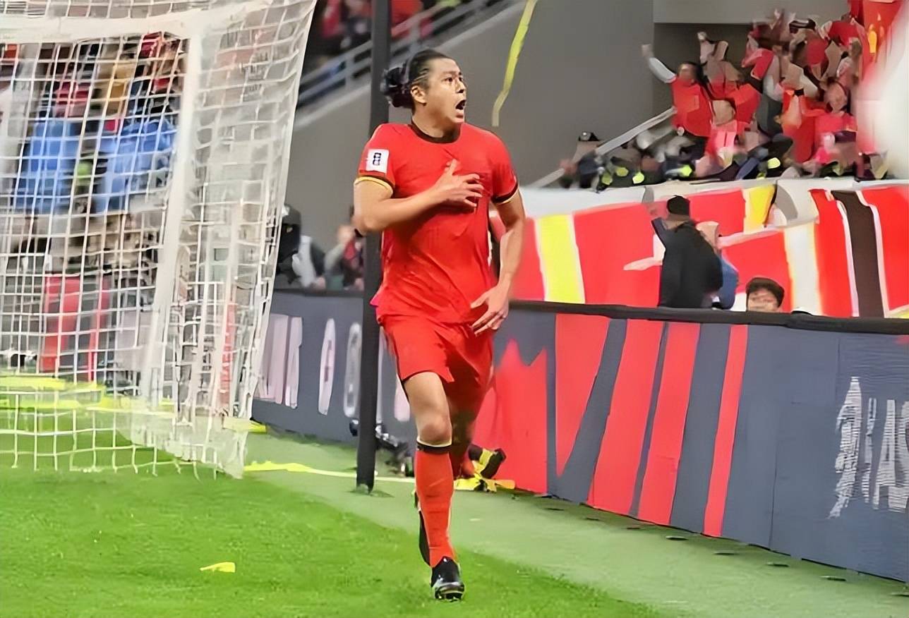 包含从阿贾克斯迎中超关键赛到清晨拜仁慕尼黑调整名单以备社区盾，门兴格拉德巴赫冲刺阶段调整名单的词条